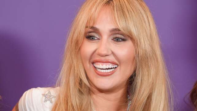 Zuckerwatten-Pop und düstere Töne – Album von Miley Cyrus