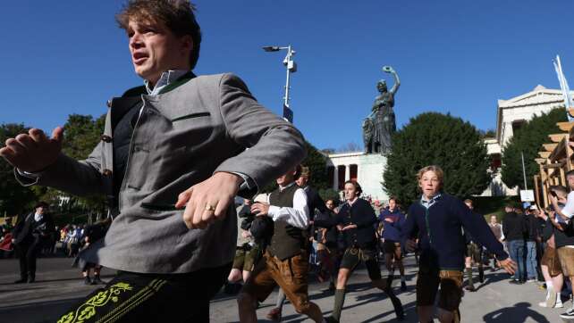 Erste Gäste stürmen Münchner Oktoberfest