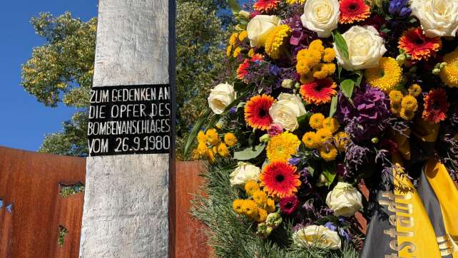 Einzug der Wirte und Brauereien - Stopp am Attentats-Mahnmal