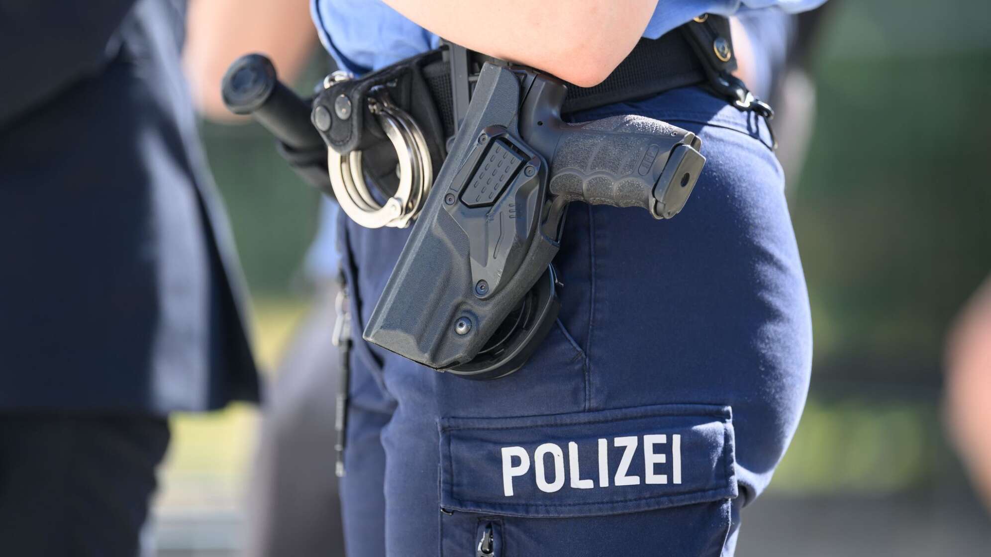 Polizistin mit Waffe