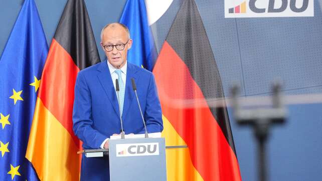 Merz bleibt im Amt und wirbt für Reformkurs der Regierung