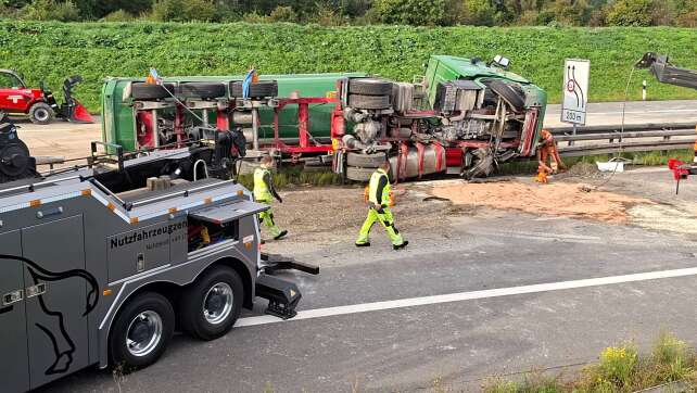 Lastwagen mit Bauschutt kippt um – A3 stundenlang gesperrt