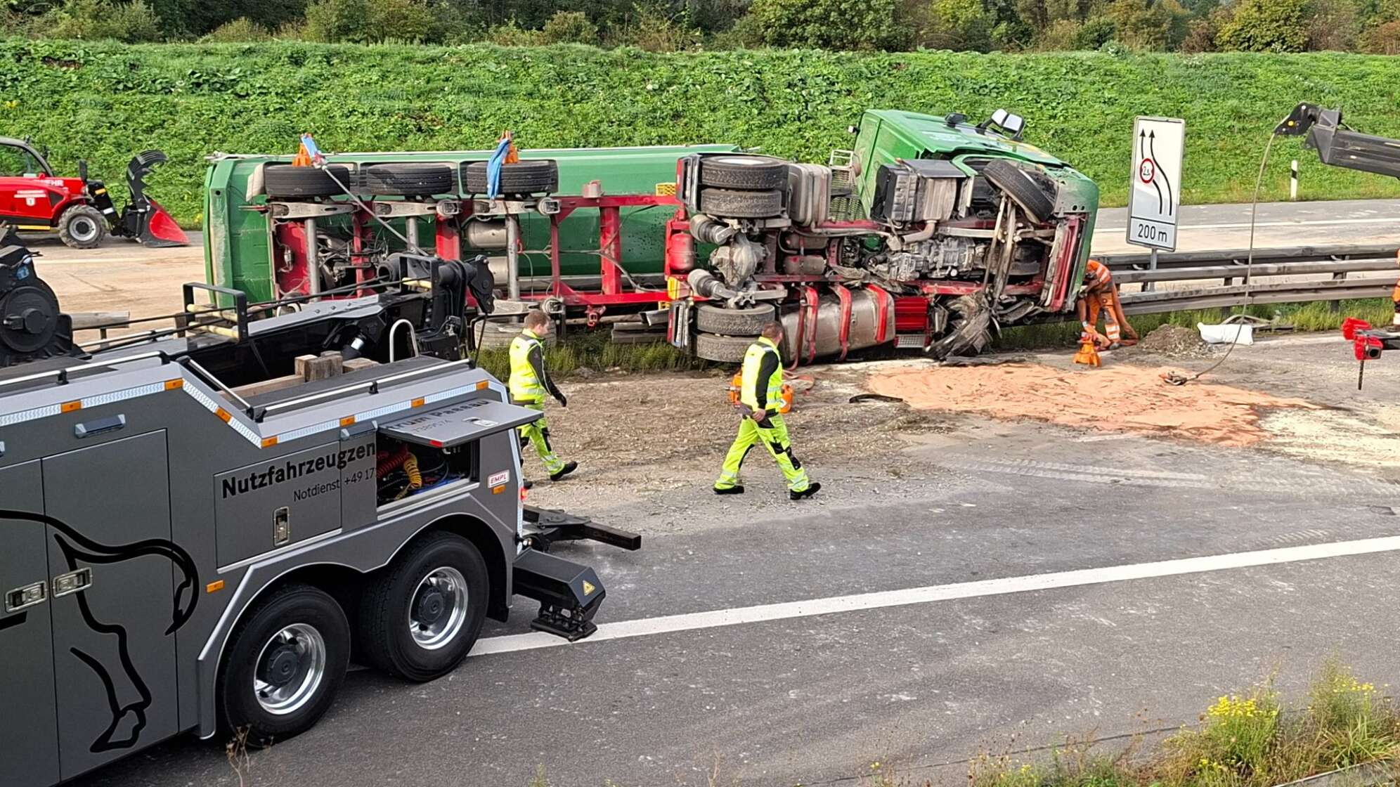 Lastwagen kippt auf Autobahn 3 auf Leitplanke