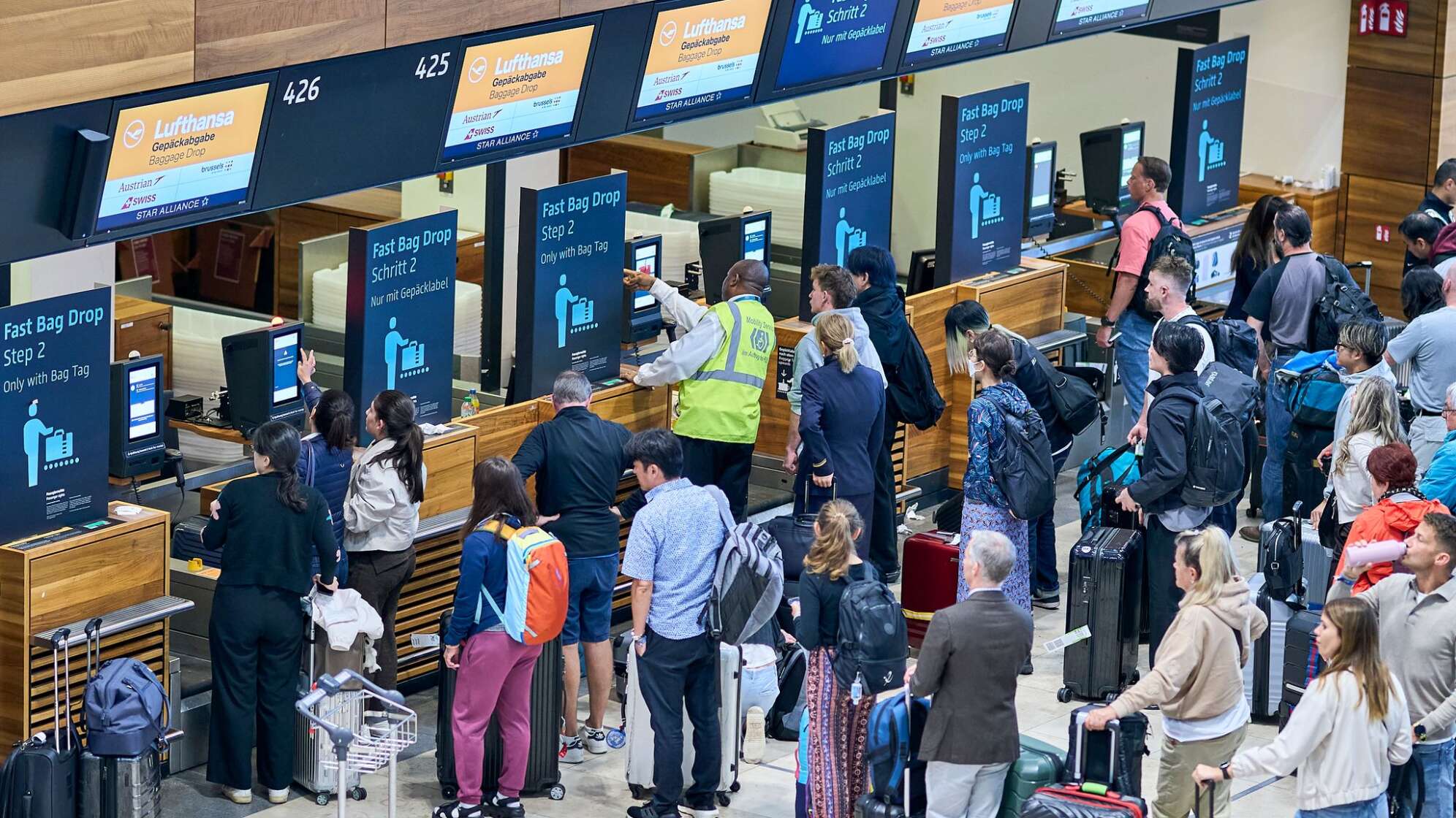 Flughafen BER mit wartenden Fluggästen