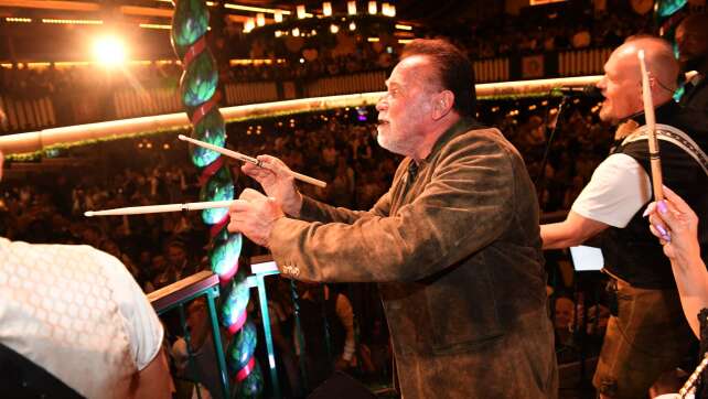 Der Terminator dirigiert: Schwarzenegger auf dem Oktoberfest