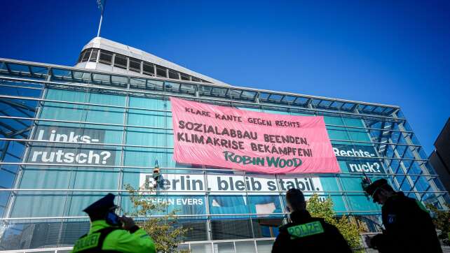 Kletter-Protest von Aktivisten an CDU-Zentrale in Berlin