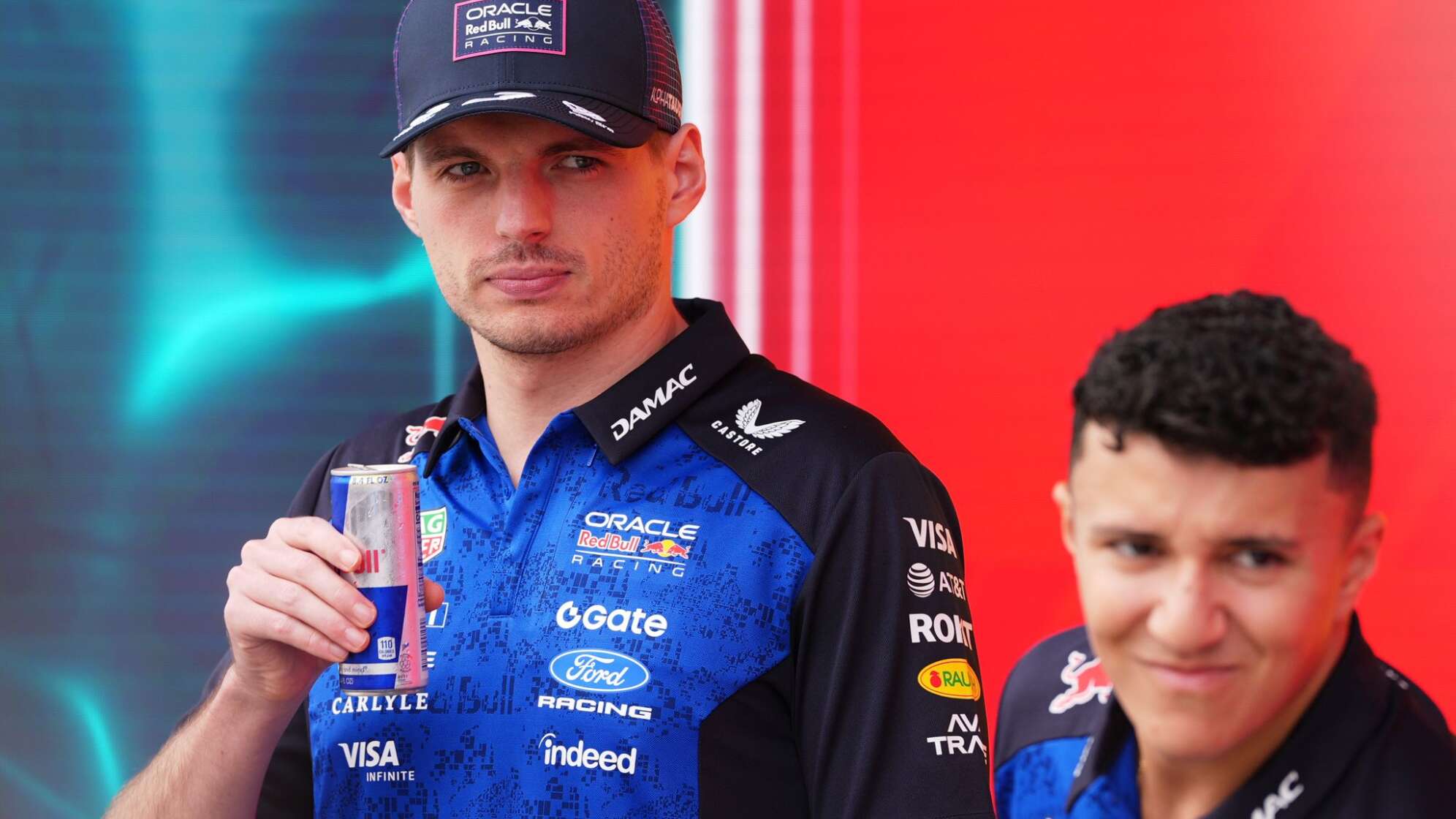 Max Verstappen und Isack Hadjar (r)