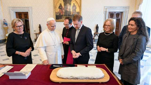 Papst bekommt Christstollen aus dem Erzgebirge