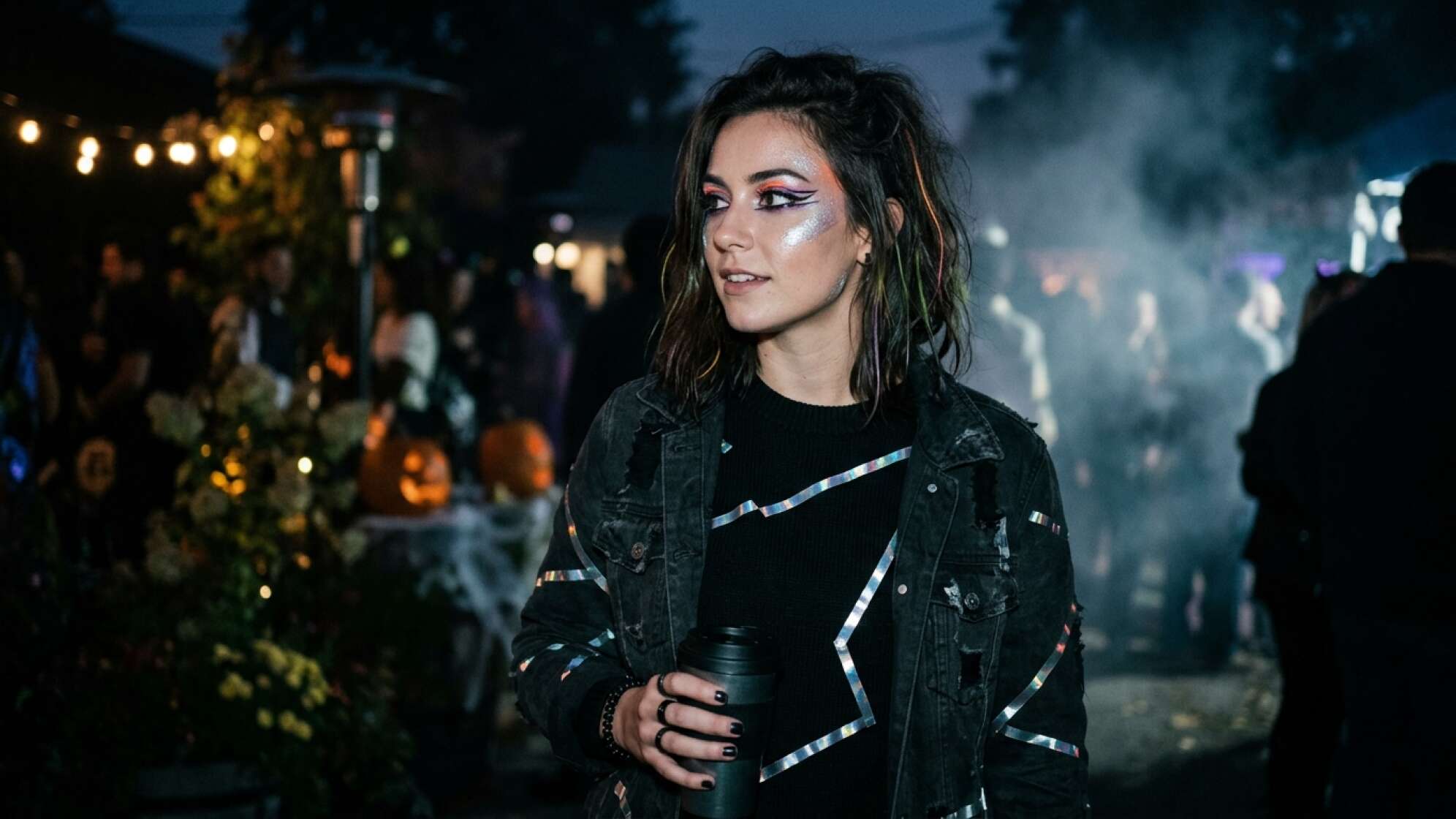 Bild ist KI-generiert und zeigt den Halloween-Kostümtrend "Glitchy Glam"