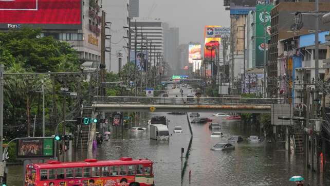 Thailand: Überschwemmungen legen Millionenstadt Bangkok lahm