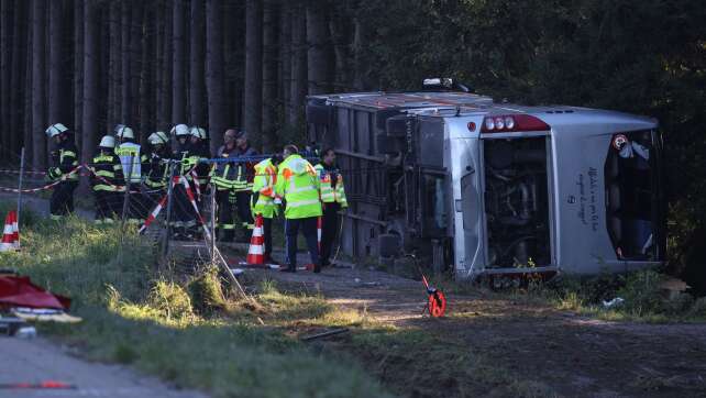 Reisebus auf A96 umgekippt – zwei Tote und viele Verletzte