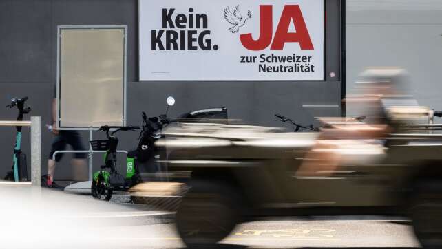 Hochrechnung: Schweizer gegen striktere Neutralität