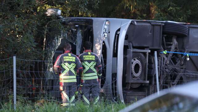 Zwei Tote und viele Verletzte bei Busunfall auf A96