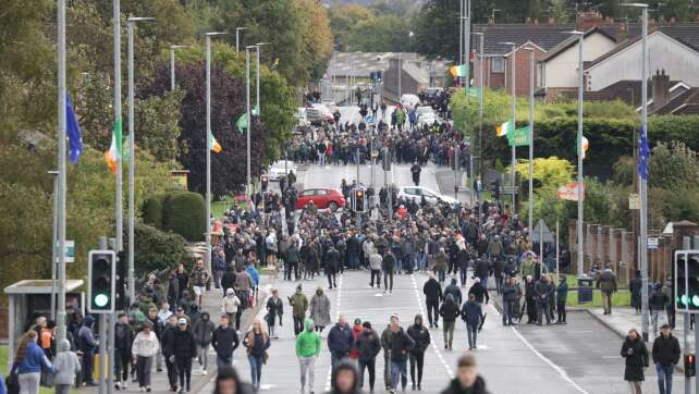 Gegner blockieren umstrittene Oranier-Parade in Nordirland