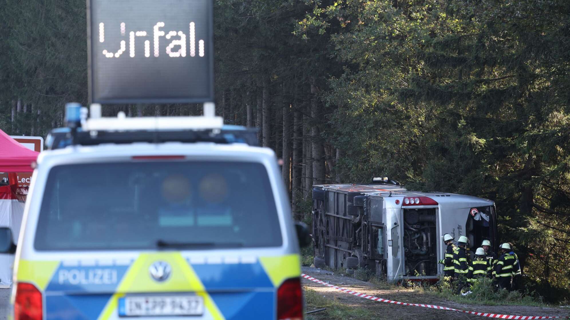 Schwerer Busunfall auf der A96 - Tote und Verletzte