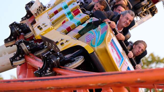 Söder und Krause lösen Olympia-Wette in Wiesn-Achterbahn ein