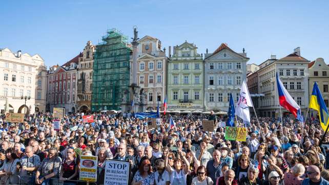 Tausende demonstrieren in Prag gegen Regierung