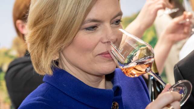 Bundestagspräsidentin skeptisch bei alkoholfreiem Wein