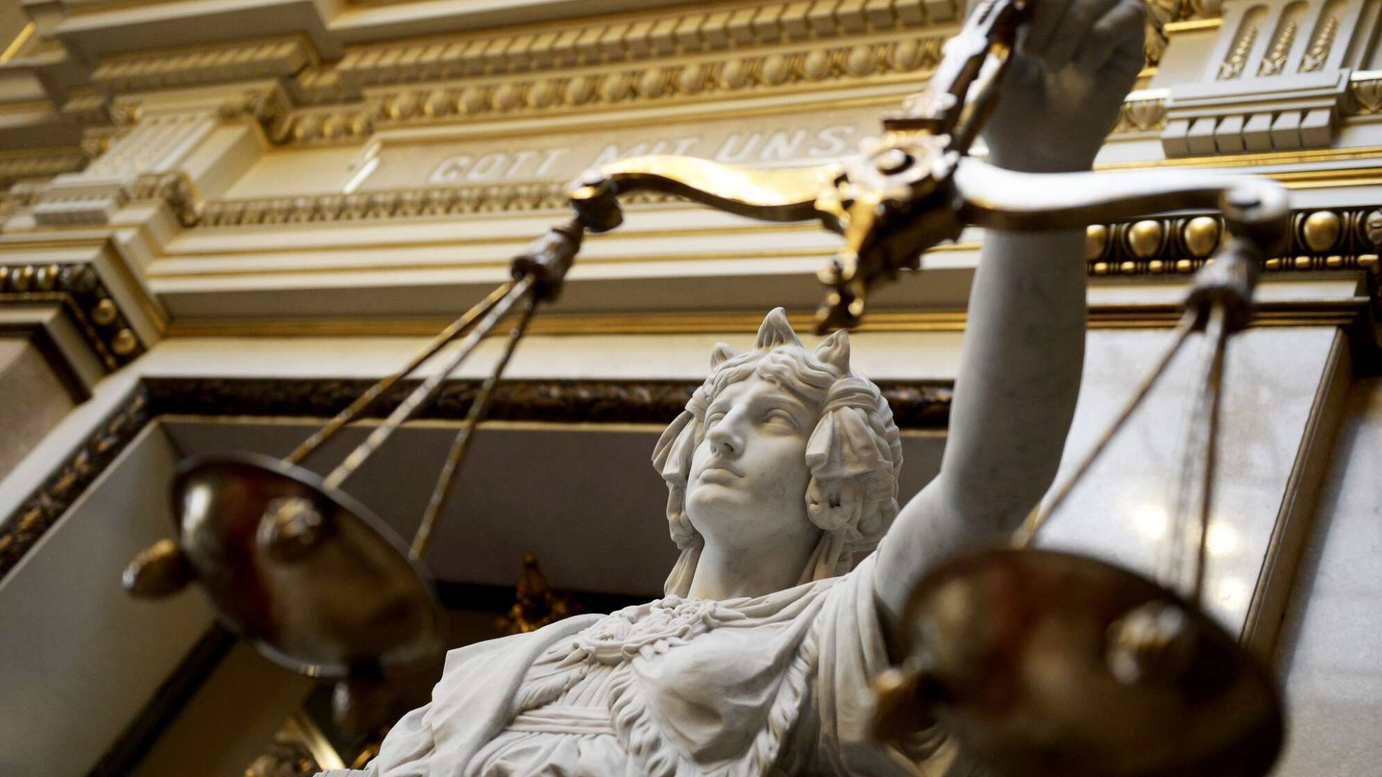 Eine Statue der römischen Göttin der Gerechtigkeit, Justitia
