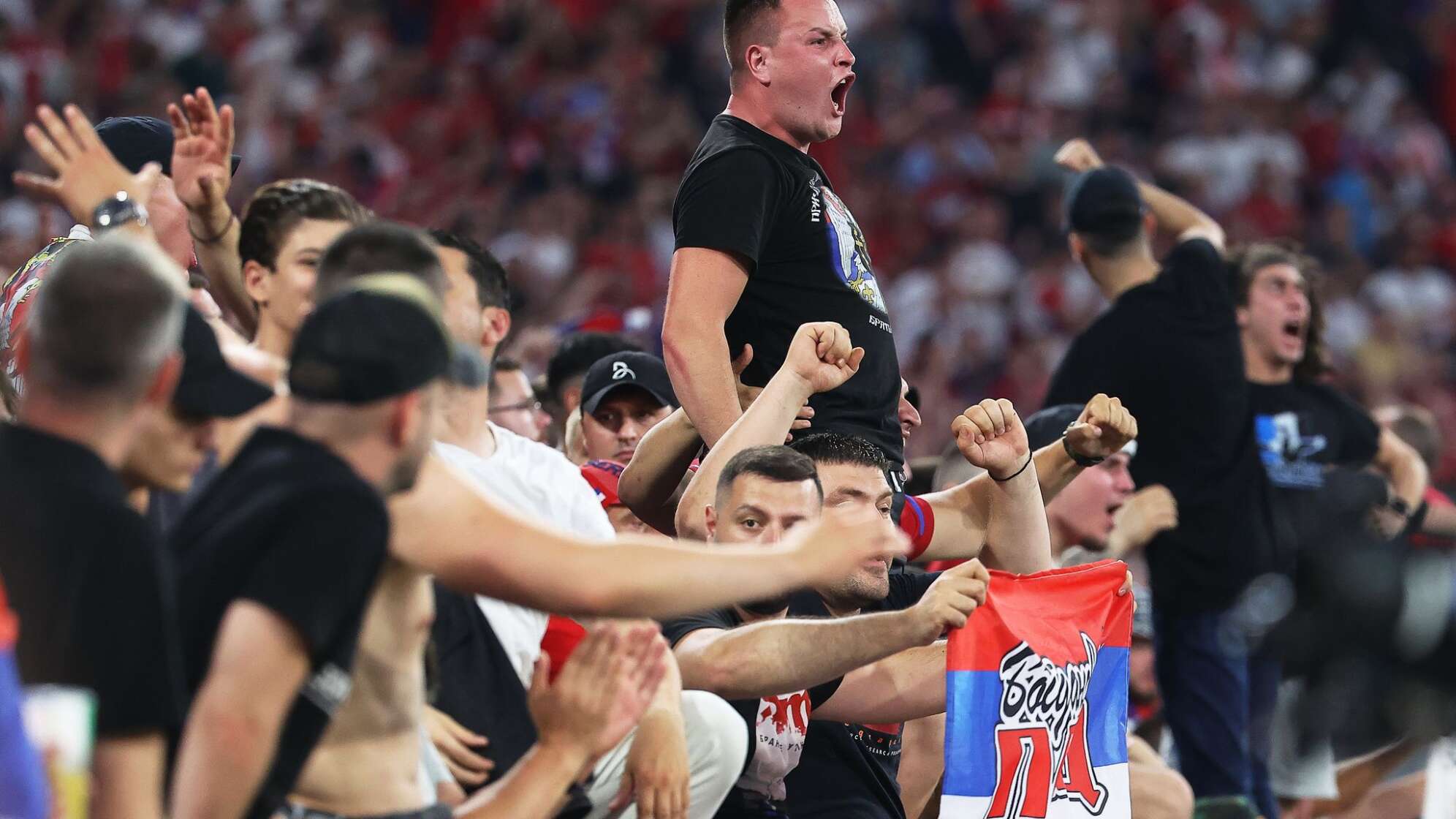 Serbisch Fußballfans