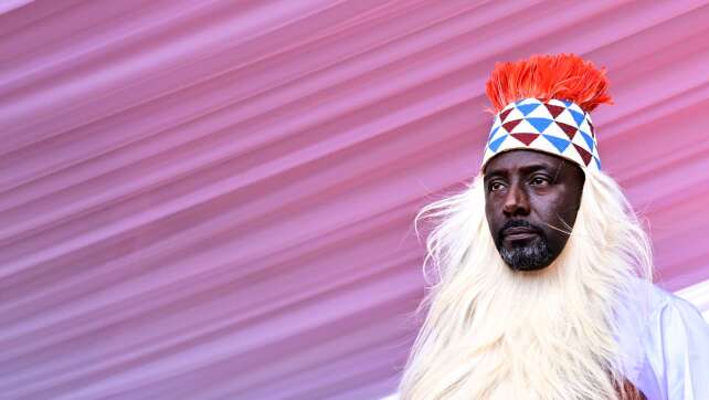 Nachrichtensprecher in Uganda zum König von Tooro gekrönt