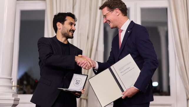 Wüst verleiht Toleranz-Medaille an Fußballer Gündogan