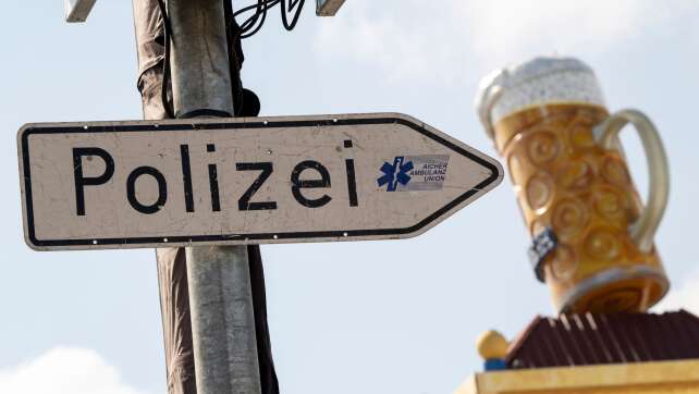 Security-Mitarbeiter schlägt Wiesn-Besucher ins Gesicht