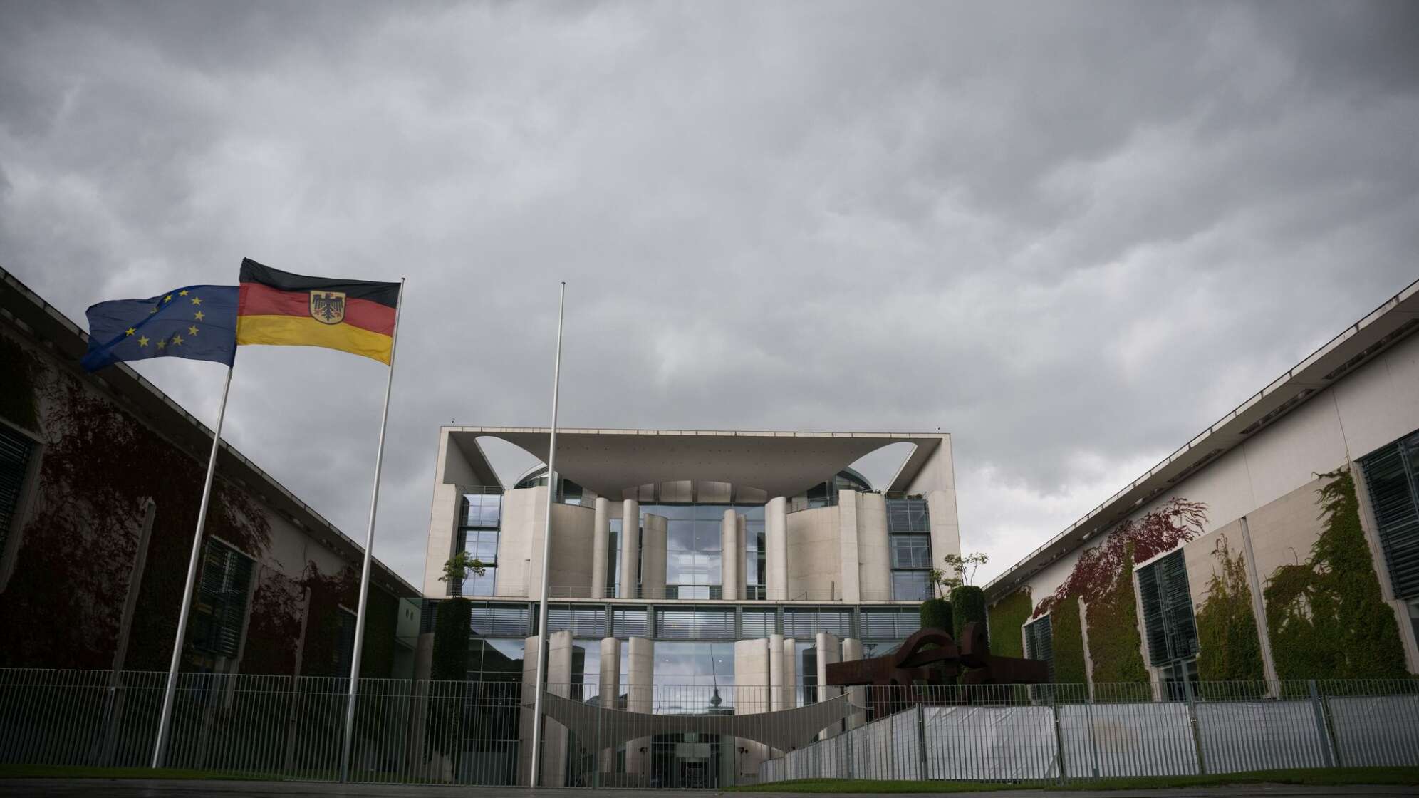 Kanzleramt unter Wolken