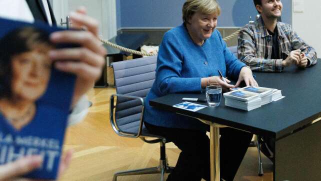 Lange Schlange: Merkel signiert im Museum