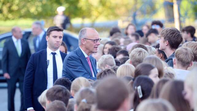 Von Kiew ins Sauerland: Merz besucht sein altes Gymnasium