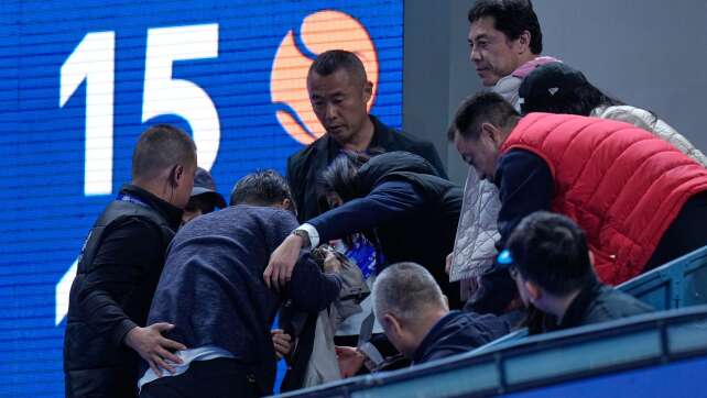 Medwedew disqualifiziert: Djokovic im Finale von Peking