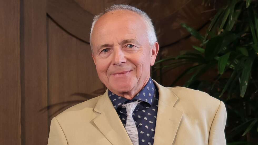 Nagel bei Nobelpreis-Bekanntgabe von Olivenbäumen umgeben