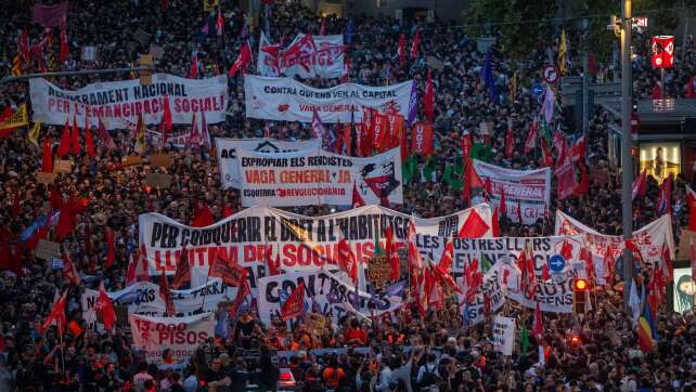 Zehntausende protestieren in Barcelona gegen Wohnungsnot