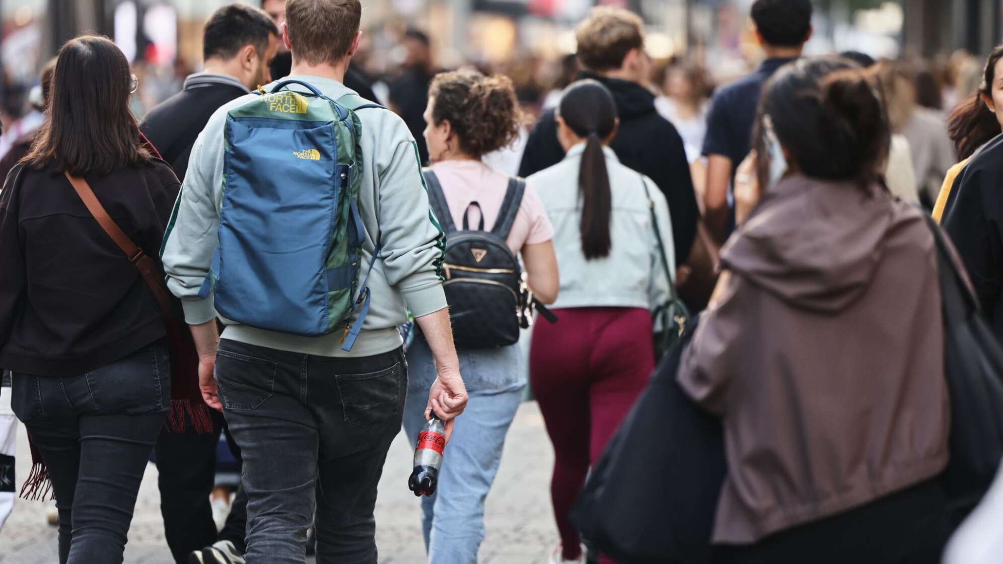 Menschen in der Fußgängerzone