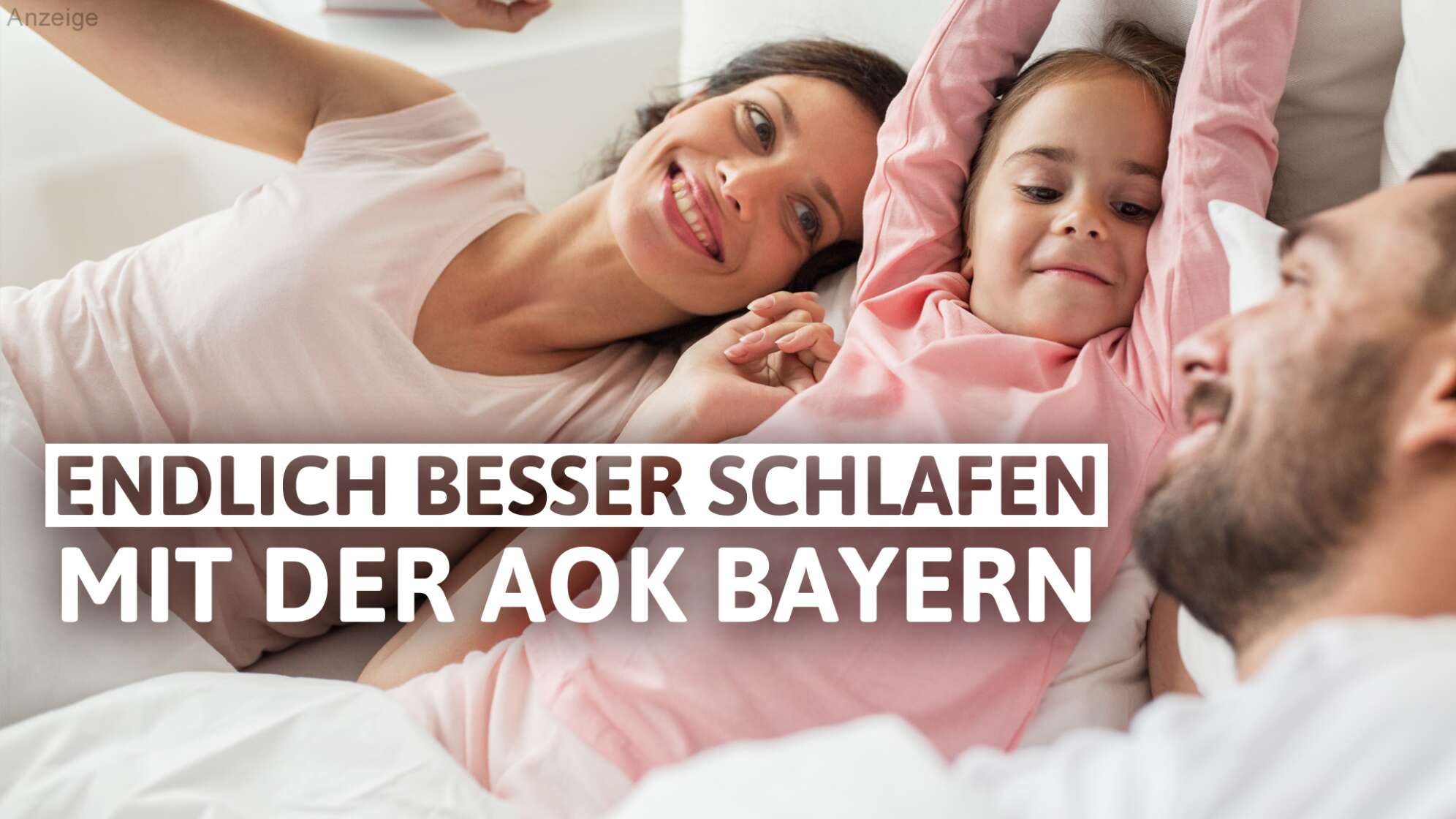 Werbegrafik „Endlich besser schlafen mit der AOK Bayern“: Mutter, Vater und Kind liegen lachend gemeinsam im Bett, darüber große Schrift „Endlich besser schlafen mit der AOK Bayern“ – Gesundheitskampagne für guten Schlaf und Familienwohlbefinden in Bayern.