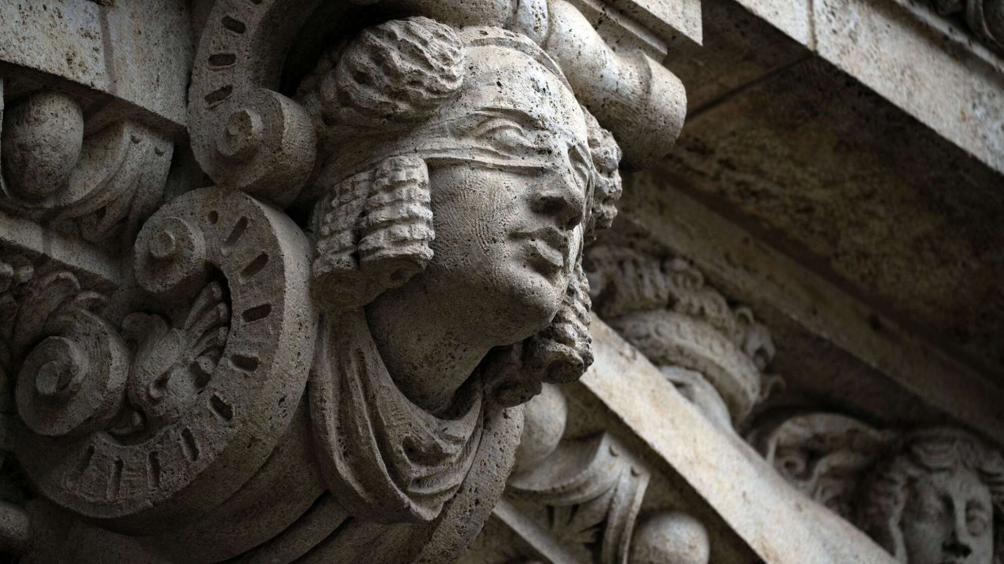 Justitia an der Fassade des Landgerichts Bamberg