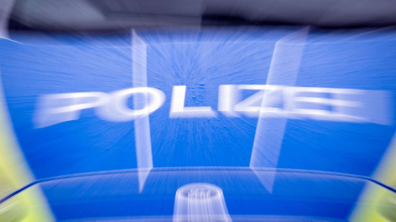 Auto kracht beim Überholen in Mopeds - vier Tote