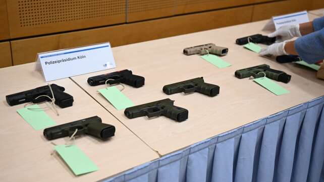 Razzia gegen mutmaßliche Waffenhändler: Zehn Festnahmen