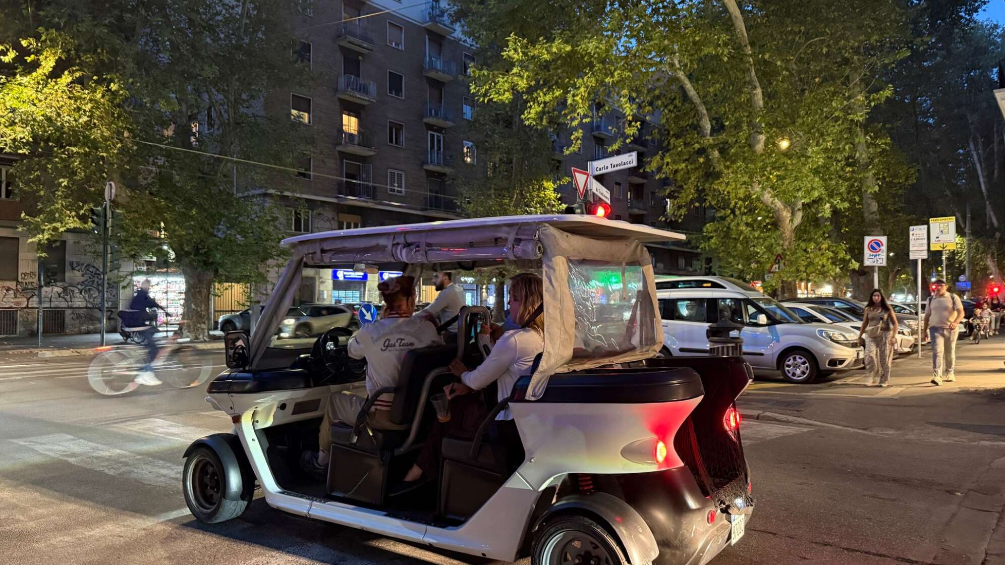 Einsatz von Golfcarts für Stadtrundfahrten in Rom