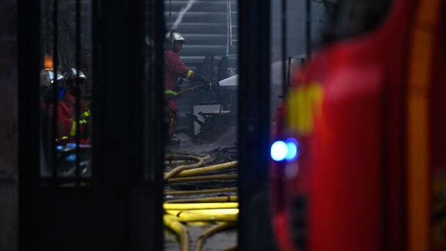 Älteste Markthalle von Paris bei nächtlichem Brand zerstört