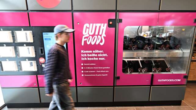 Roboter kocht an Tankstelle bis zu acht Gerichte zeitgleich