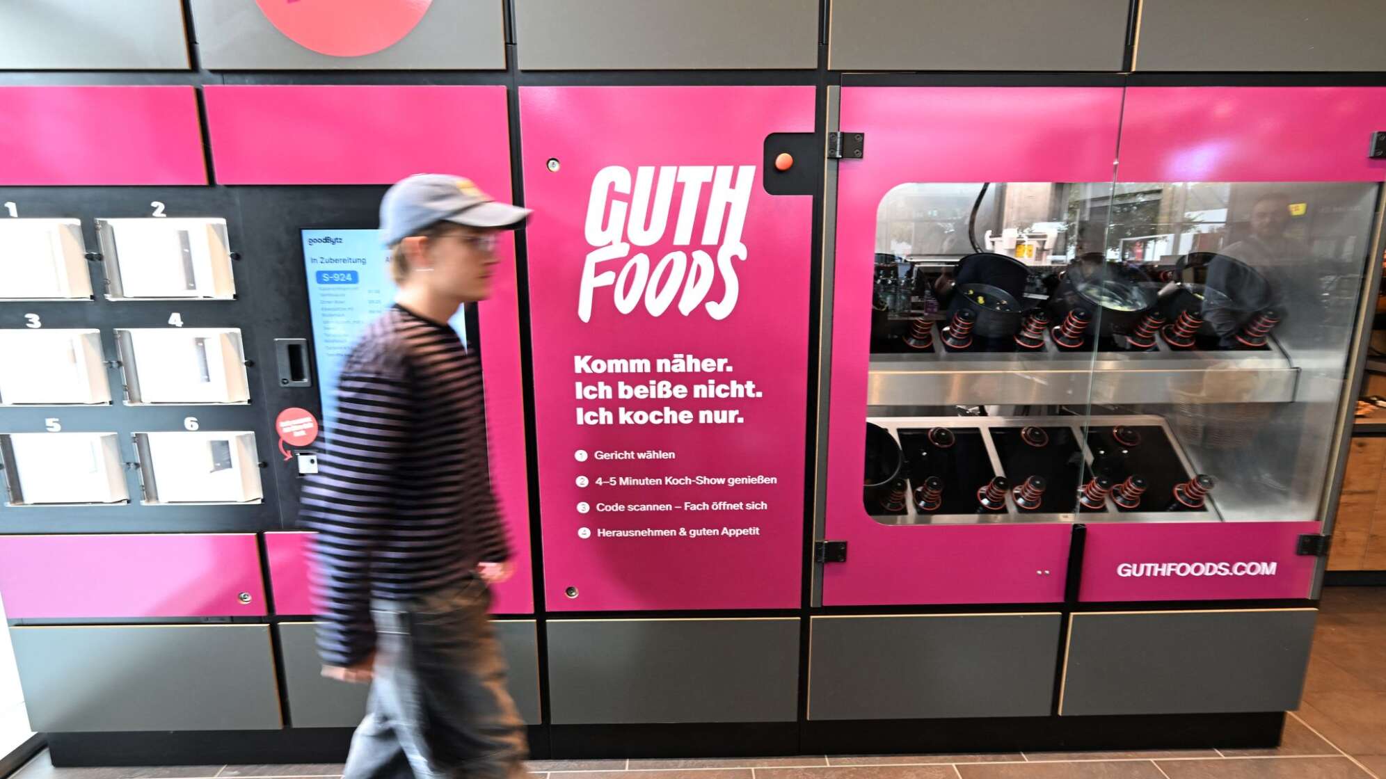 Vorführung eines Kochroboters an einer Münchner Tankstelle
