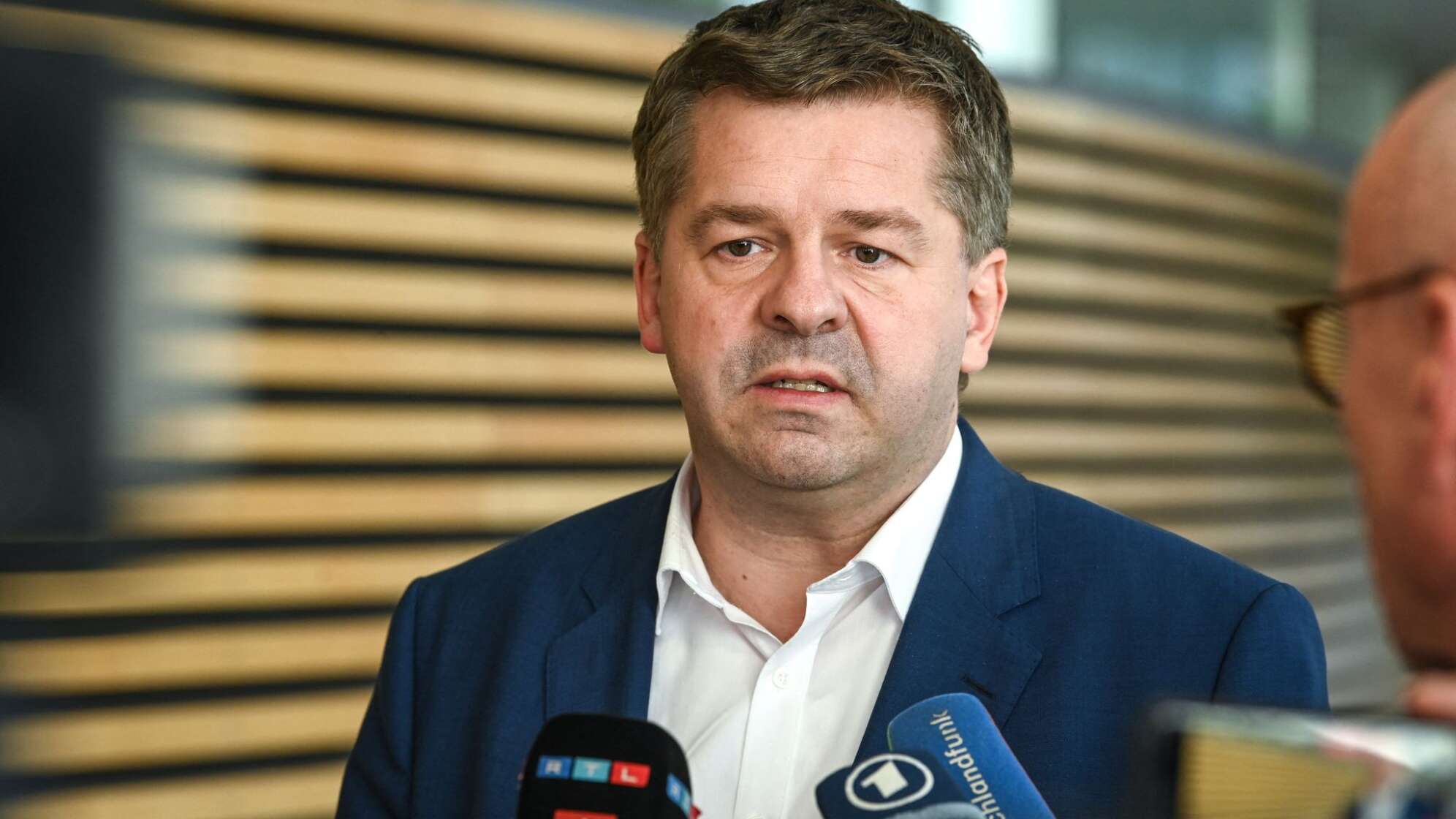 Sven Schulze spricht nach CDU-Fraktionsversammlung vor der Presse