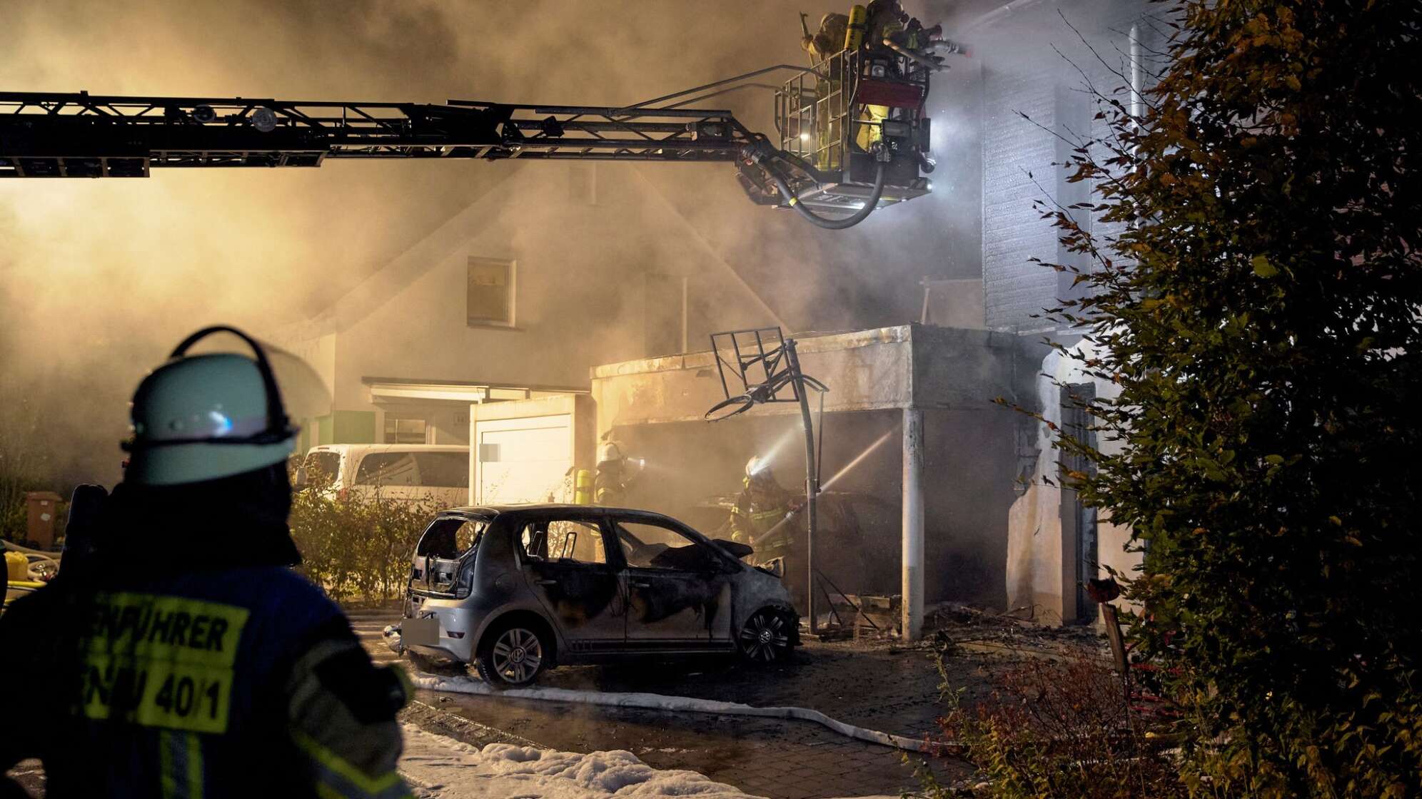 Fahrzeuge brennen vor Wohnhaus