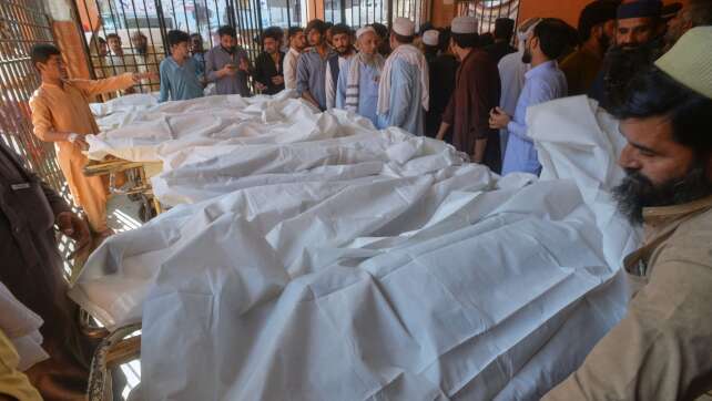 Schuldach stürzt ein - Mindestens 34 Tote in Pakistan