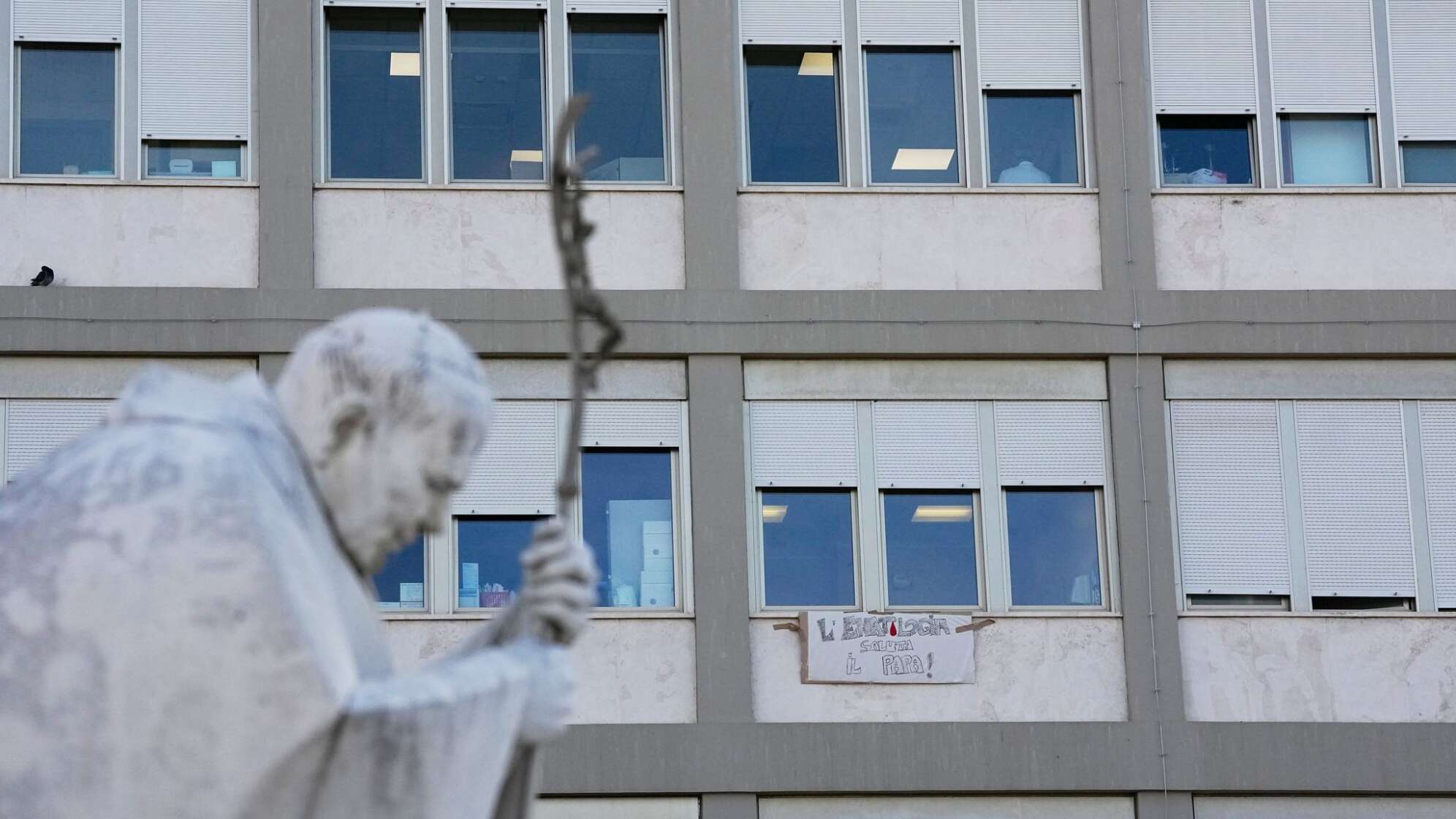 Nach Operation von Papst Leo XIV.