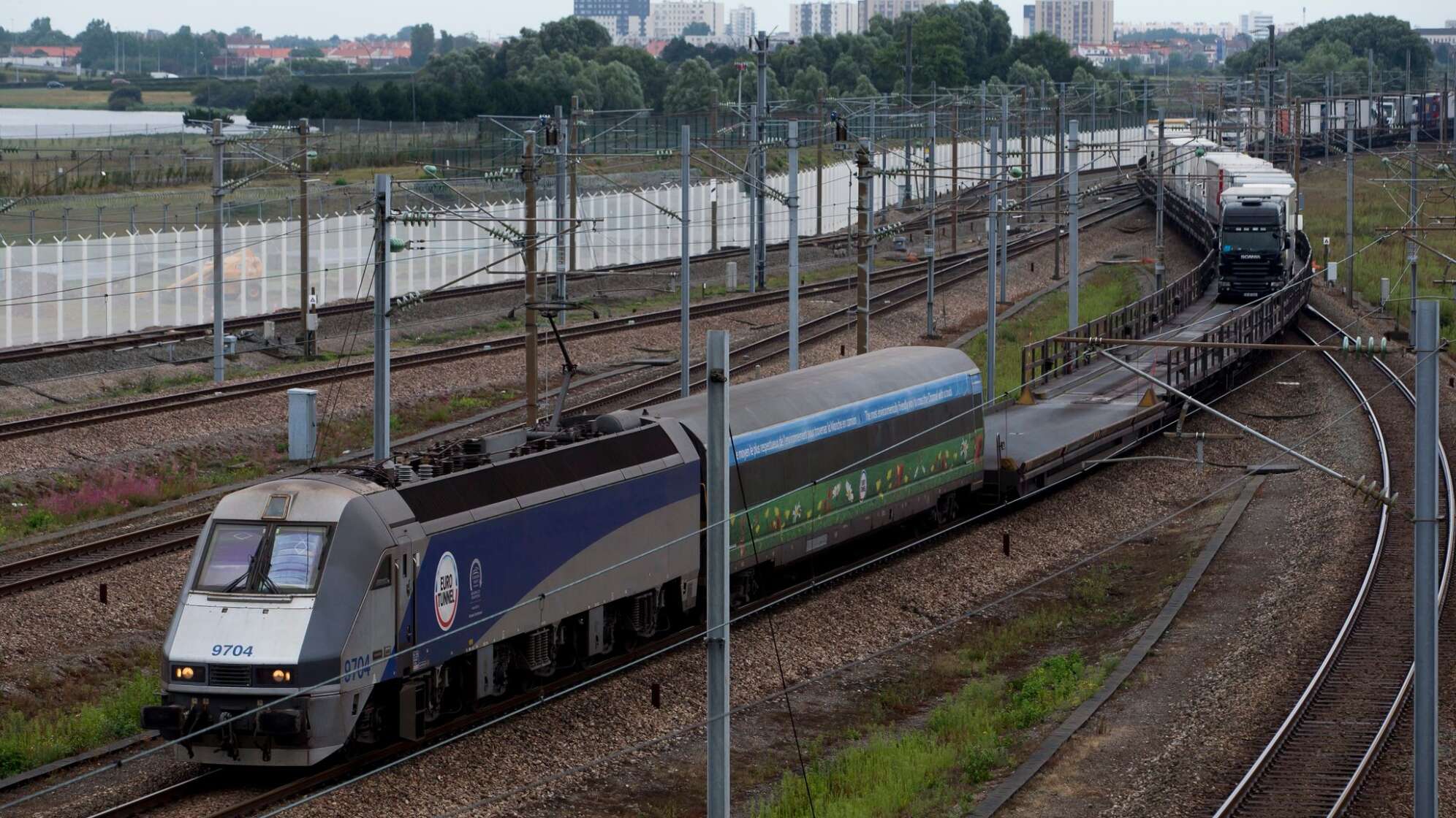 Kleinbus rammt Zug am Kanaltunnel - 19 Verletzte