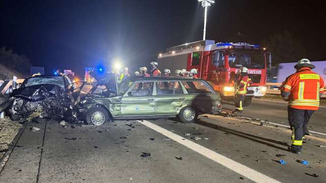 Mann stirbt nach Auffahrunfall auf A9 - drei Verletzte