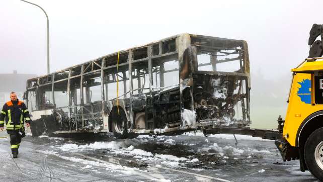 Linienbus brennt - Schüler retten sich vor den Flammen