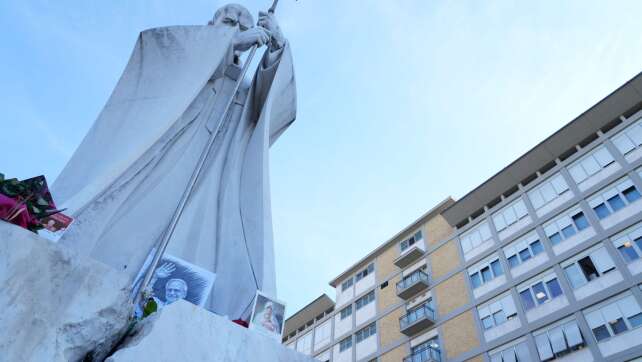 Ärzte: Papst auf dem Weg der Besserung